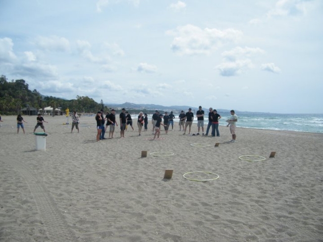  在海滩上进行团队建设日 